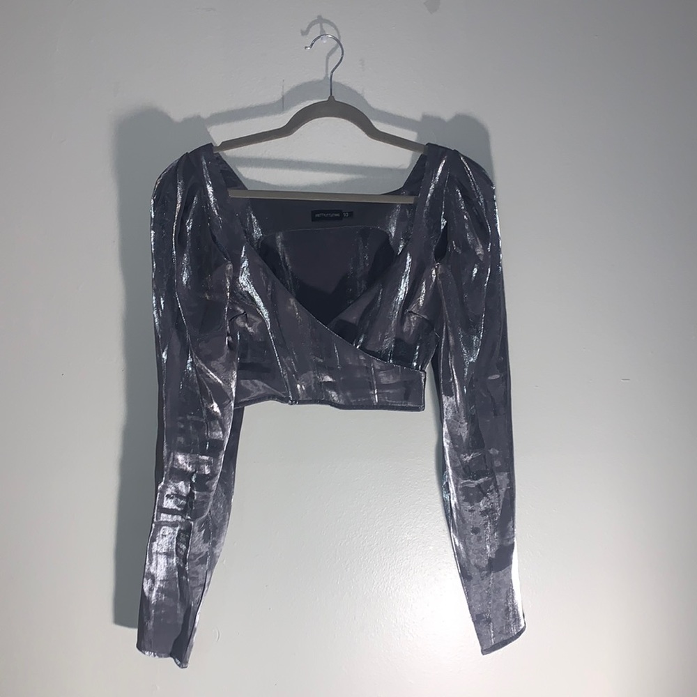 This crop top is a great summer top! Only worn 1-2 times like brand new!